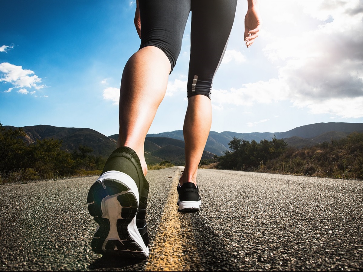 Ecco perché camminare, assieme ad una dieta sana, migliora la vita